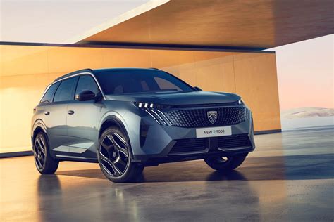 SUV Peugeot 5008 in un paesaggio suggestivo