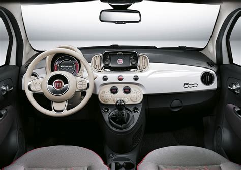 Fiat 500 interna con display e smartphone collegato