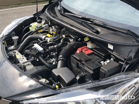 Vano motore Nissan Micra con indicazione della vaschetta dell'acqua