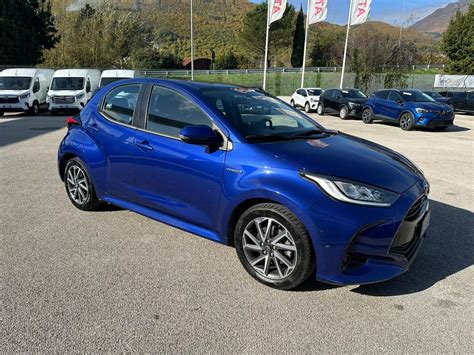 Toyota Yaris blu metallizzato in città