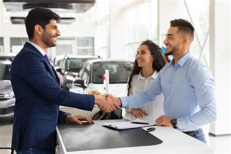 Team di lavoro in una moderna concessionaria automobilistica