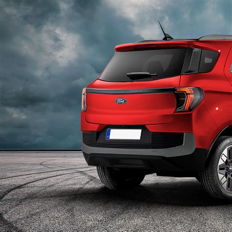 Ford EcoSport in città, mettendo in evidenza le dimensioni compatte