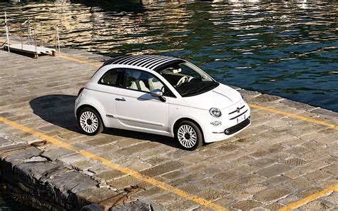 Fiat 500 Dolcevita su sfondo costiero