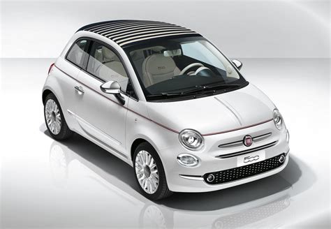 Dettaglio della linea di bellezza rosso/bianco/rosso sulla Fiat 500 Dolcevita