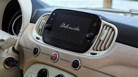 Interni della Fiat 500 Dolcevita con plancia in legno nautico