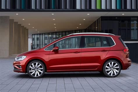 Volkswagen Golf Sportsvan in un ambiente urbano