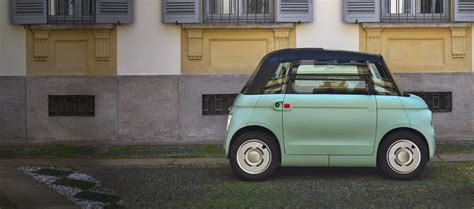 Vista laterale della Fiat Topolino in ambiente urbano