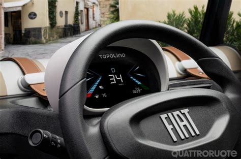 Interni della Fiat Topolino con volante e display