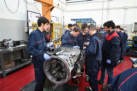Officina Autoquattro con tecnici al lavoro