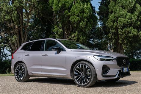Volvo XC60 in strada