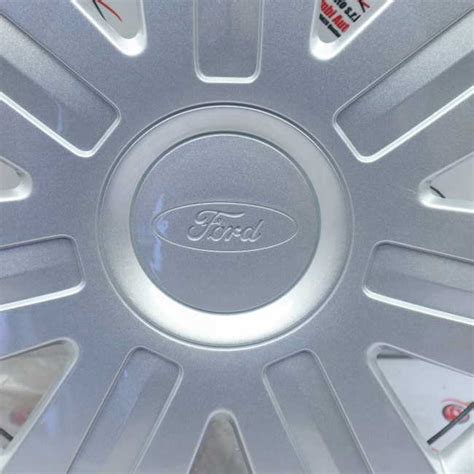 Primo piano di un copricerchio originale Ford montato su cerchio in acciaio