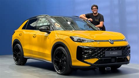 Immagine di un Volkswagen T-Roc in un contesto urbano dinamico