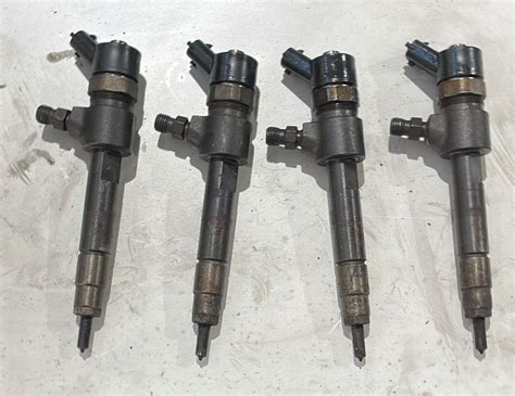 Immagine di iniettori diesel smontati e in fase di pulizia manuale