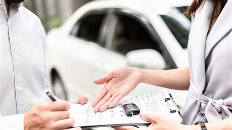 Uomo che consulta documenti relativi a veicoli e pratiche auto
