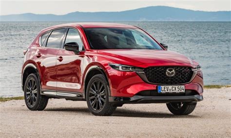 Mazda CX-5 in primo piano con dettagli del motore