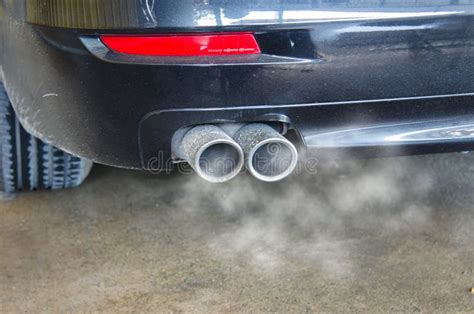 Tipi di fumo dallo scarico auto