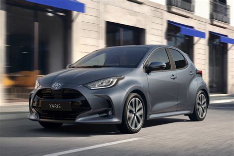 Toyota Yaris in movimento con cerchi sportivi