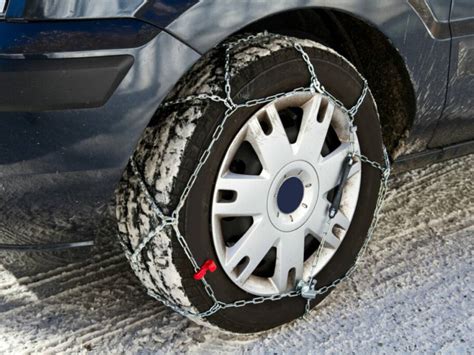 Confronto tra catene tradizionali, ragni e calze da neve