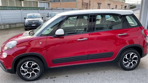 Fiat 500L rossa tetto bianco in un contesto urbano