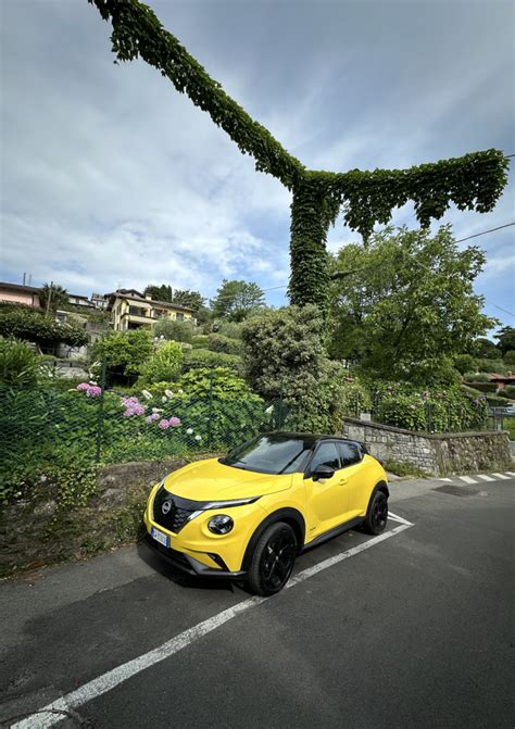 Nissan Juke su strada con neopatentato alla guida