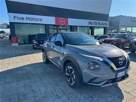 Concessionario Nissan con Juke in esposizione