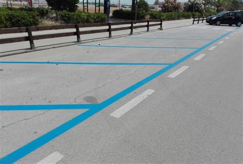 Parcheggio con strisce blu