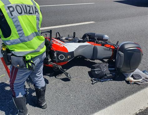 Motociclista in autostrada