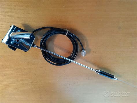Antenna veicolare ripiegabile