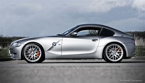 BMW Z4M Coupé parcheggiata con una copertura protettiva
