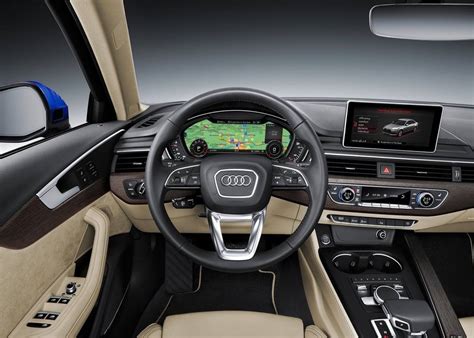 Interni Audi A4 B8 con frecce che indicano i controlli del clima e il sistema MMI