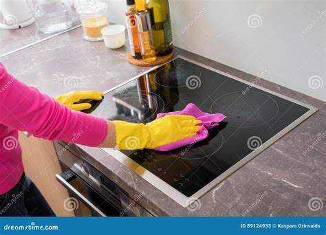 Illustrazione di una persona che pulisce delicatamente una targa automobilistica