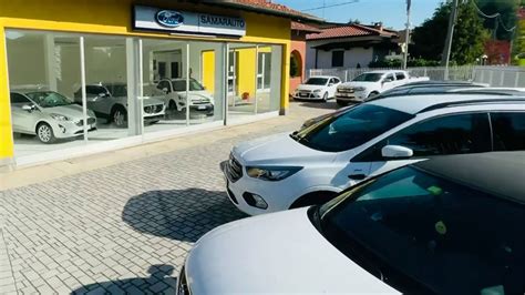 Vetrina di auto nuove e usate in un concessionario