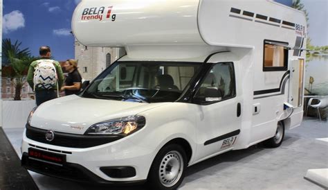 Fiat Doblò trasformato in camper con materasso all'interno