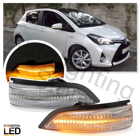Toyota Yaris with arrow pointing to side mirror turn signal