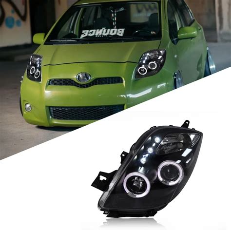 Toyota Yaris front end with a highlighted headlight