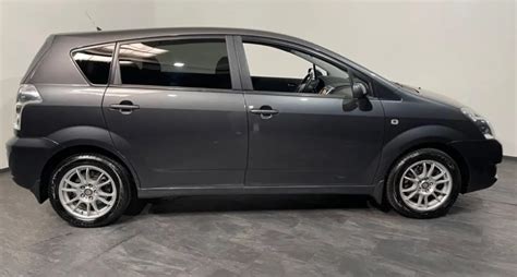 Toyota Corolla Verso 7 posti in primo piano su strada