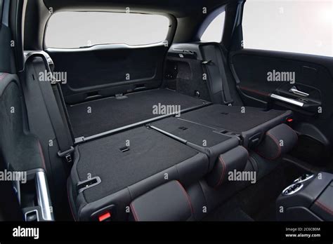 Interni modulari della Toyota Verso con sedili ripiegati