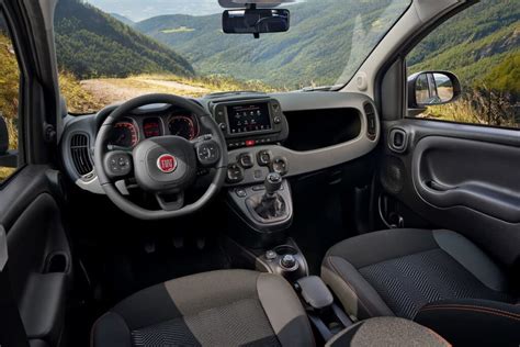 Interni della Fiat Panda Garmin con dettagli arancioni