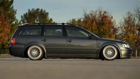 Volkswagen Passat B5 station wagon con paraurti posteriore danneggiato