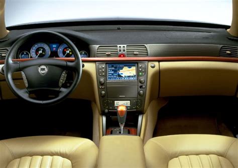 Interno Lancia Thesis con focus sul cruscotto e sul sedile passeggero