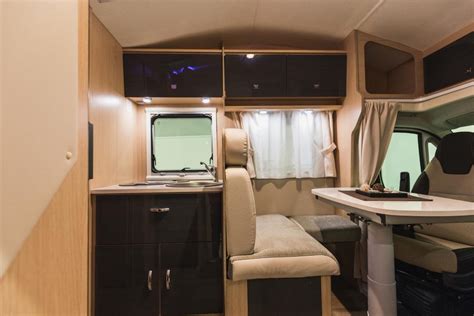 Interni di un camper 4x4 moderno e spazioso