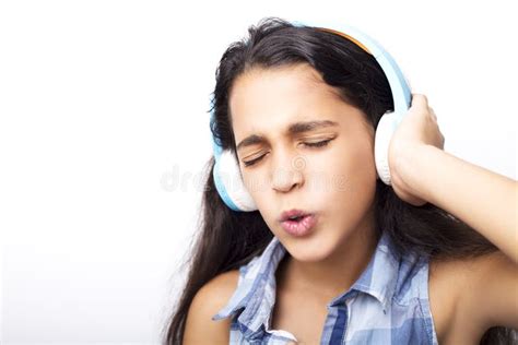 Persona che ascolta musica con cuffie di alta qualità