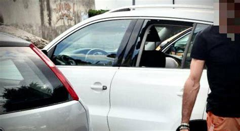 Bambino lasciato solo in auto sotto il sole