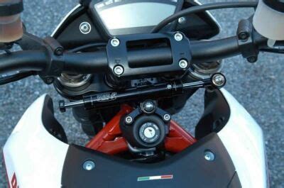 Ducati Hypermotard 1100 in curva con ammortizzatore di sterzo