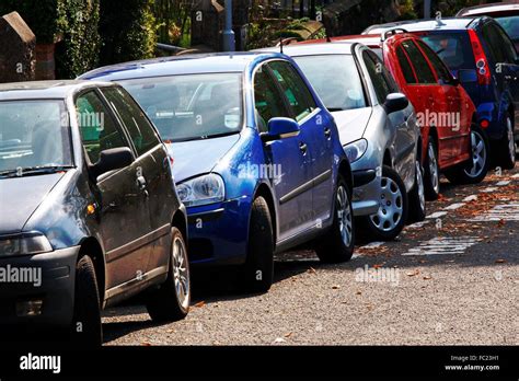 Immagine di un'auto parcheggiata in una strada urbana