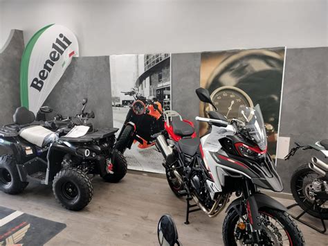 Immagine di una moderna moto Benelli in uno showroom