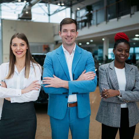 Foto di un team di consulenti di vendita che assistono un cliente in un concessionario Benelli