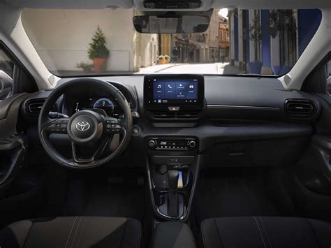 Interni Toyota Yaris Ibrida con schermo multimediale