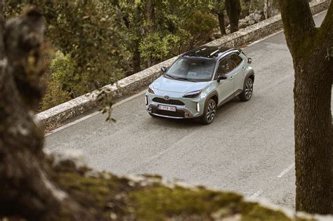 Toyota Yaris Cross Hybrid in un contesto rurale