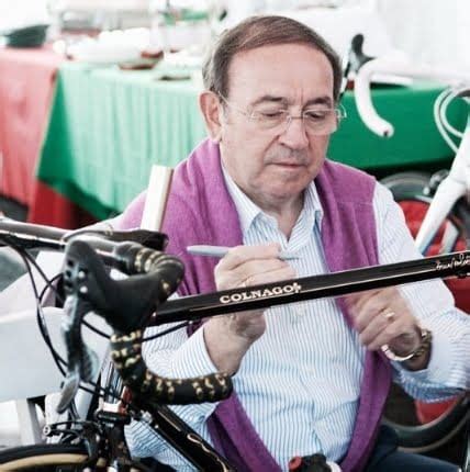 Ernesto Colnago con una bicicletta Colnago storica